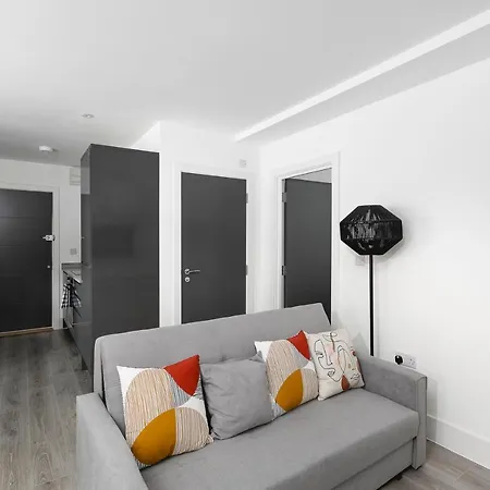 Skyvillion - London Enfield Chase Apartments With Parking & Wifi Exterior photo