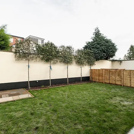 Skyvillion - London Enfield Chase Apartments With Parking & Wifi Exterior photo