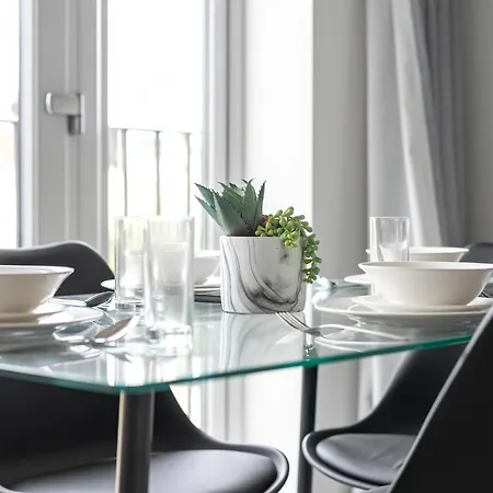 Skyvillion - London Enfield Chase Apartments With Parking & Wifi Exterior photo