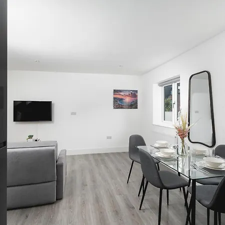 Skyvillion - London Enfield Chase Apartments With Parking & Wifi Exterior photo