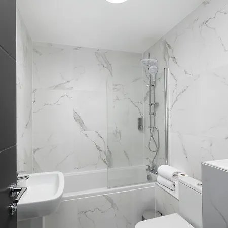 Skyvillion - London Enfield Chase Apartments With Parking & Wifi Exterior photo