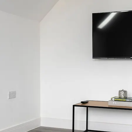 Skyvillion - London Enfield Chase Apartments With Parking & Wifi Exterior photo