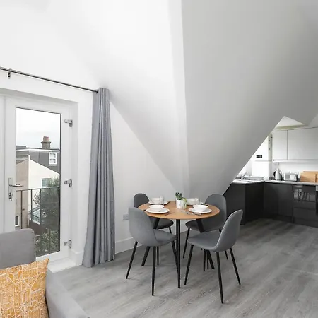 Skyvillion - London Enfield Chase Apartments With Parking & Wifi Exterior photo