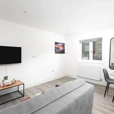 Skyvillion - London Enfield Chase Apartments With Parking & Wifi Exterior photo