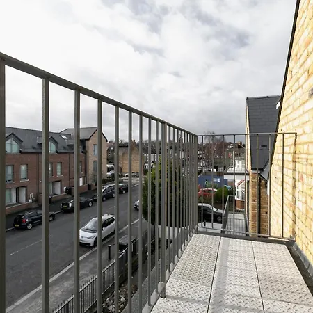 Skyvillion - London Enfield Chase Apartments With Parking & Wifi Exterior photo