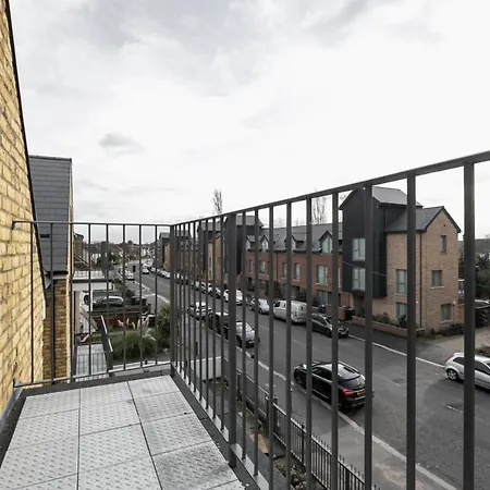 Skyvillion - London Enfield Chase Apartments With Parking & Wifi Exterior photo