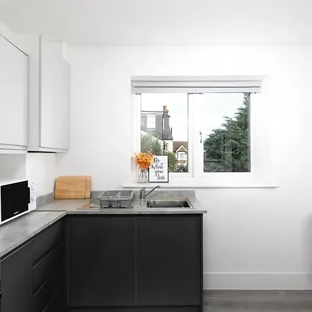 Skyvillion - London Enfield Chase Apartments With Parking & Wifi Exterior photo