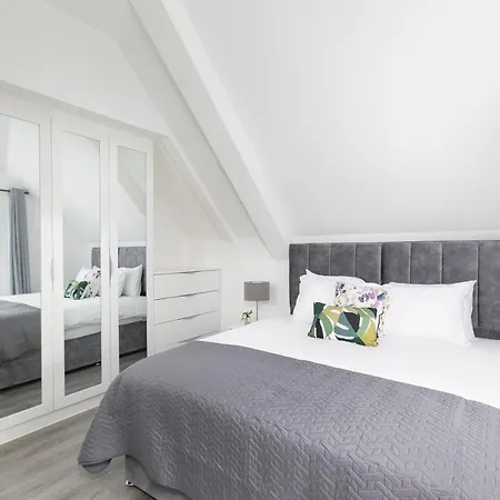 Skyvillion - London Enfield Chase Apartments With Parking & Wifi Exterior photo