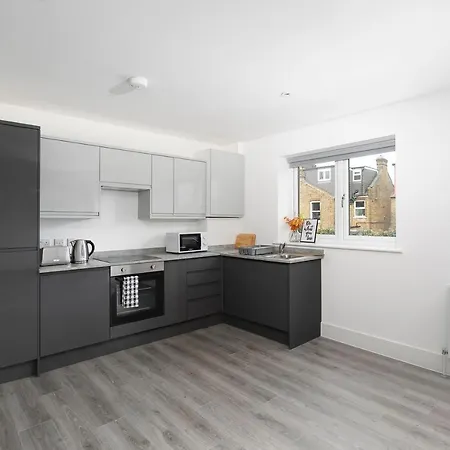 Skyvillion - London Enfield Chase Apartments With Parking & Wifi Exterior photo
