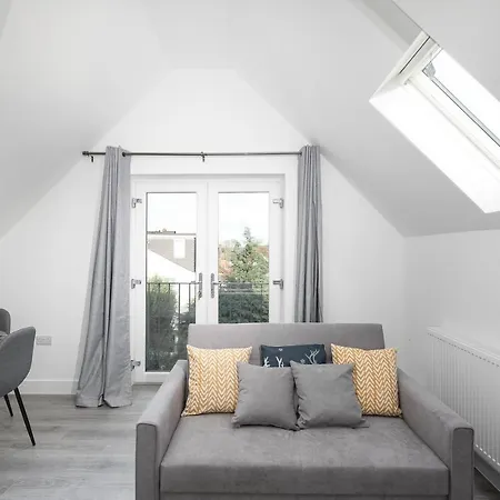 Skyvillion - London Enfield Chase Apartments With Parking & Wifi Exterior photo