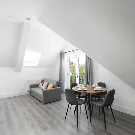 Skyvillion - London Enfield Chase Apartments With Parking & Wifi Exterior photo