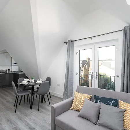 Skyvillion - London Enfield Chase Apartments With Parking & Wifi Exterior photo