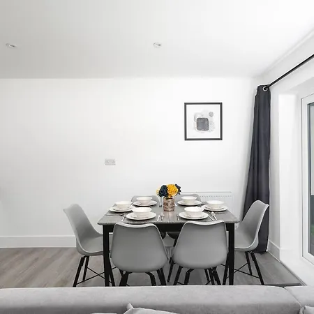 Skyvillion - London Enfield Chase Apartments With Parking & Wifi Exterior photo