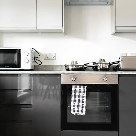 Skyvillion - London Enfield Chase Apartments With Parking & Wifi Exterior photo