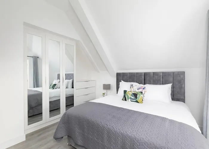 Skyvillion - London Enfield Chase Apartments With Parking & Wifi