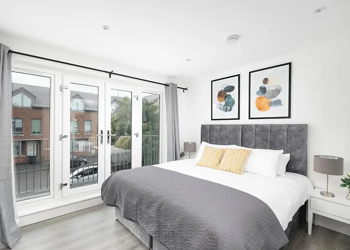 Skyvillion - London Enfield Chase Apartments With Parking & Wifi