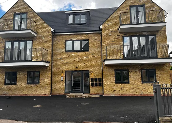 Skyvillion - London Enfield Chase Apartments With Parking & Wifi