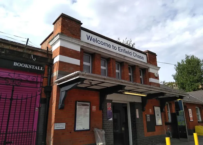 Skyvillion - London Enfield Chase Apartments With Parking & Wifi