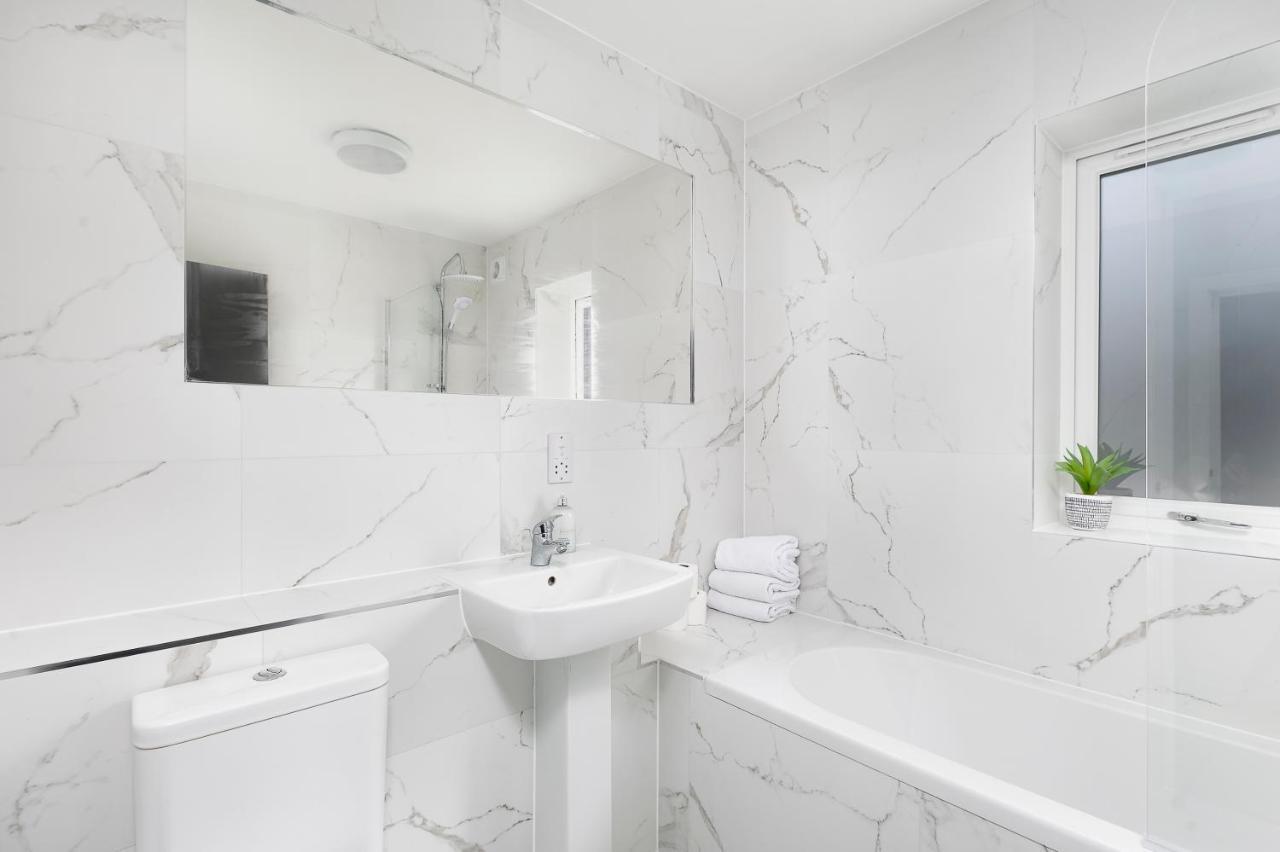 Skyvillion - London Chase With Parking & Wifi Apartment *