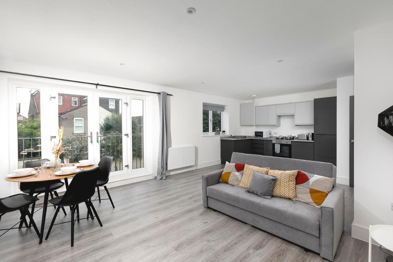 Skyvillion - London Chase With Parking & Wifi Apartment *