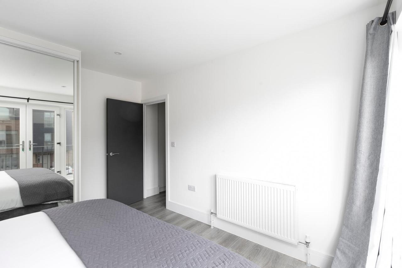 Skyvillion - London Chase With Parking & Wifi