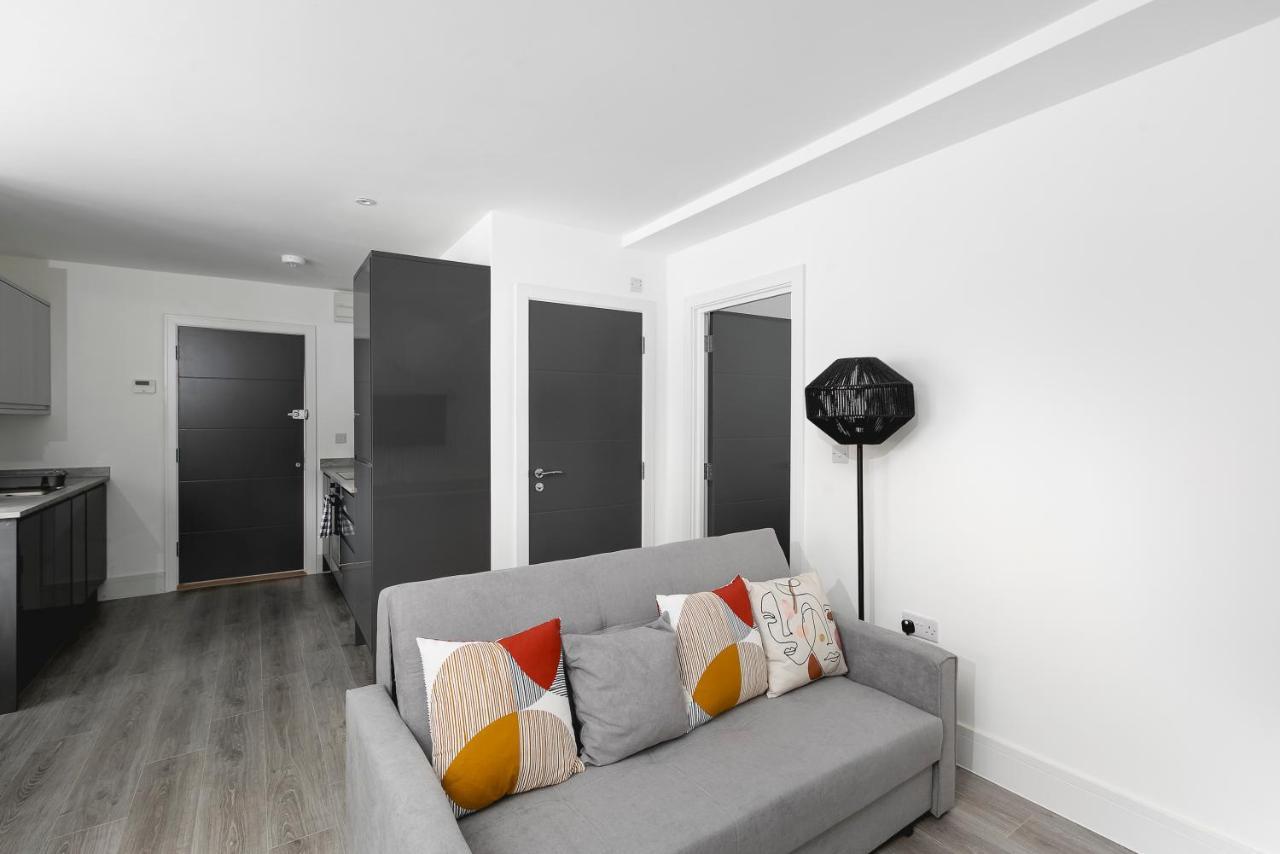 Skyvillion - London Chase With Parking & Wifi *