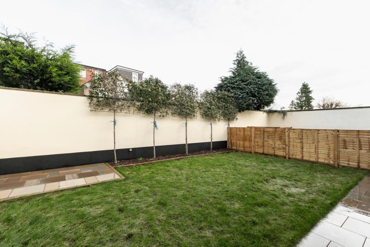 Skyvillion - London Chase With Parking & Wifi
