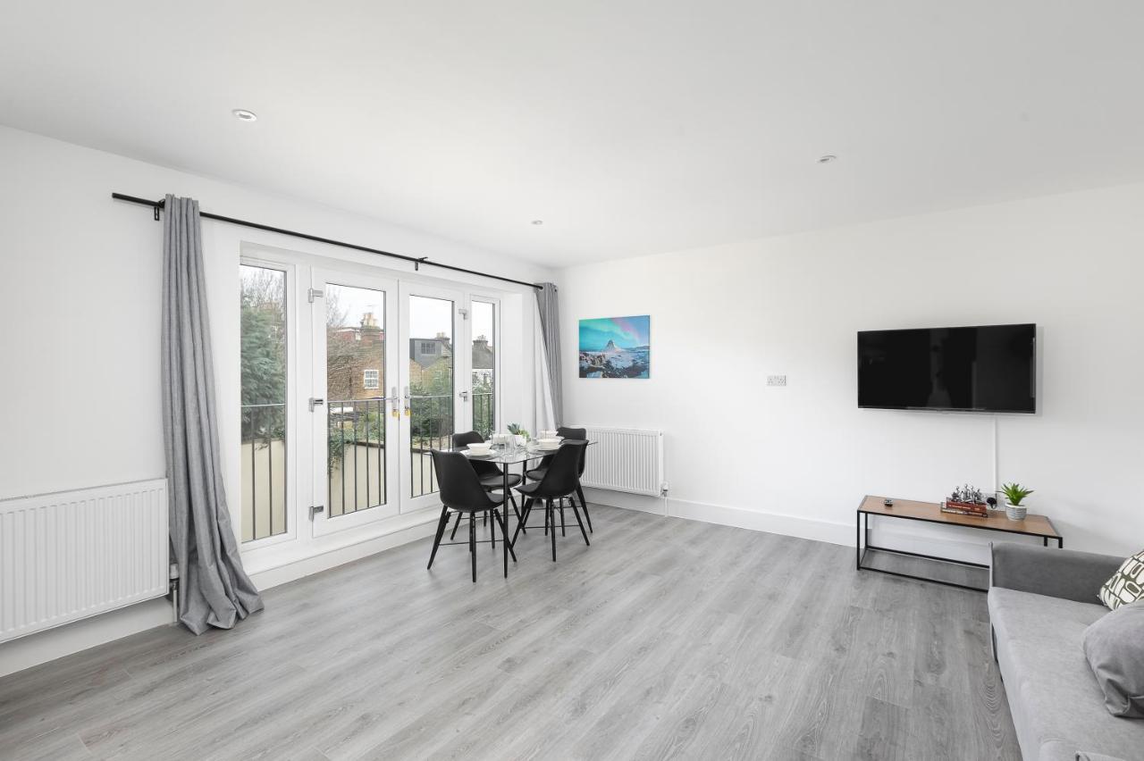Skyvillion - London Chase With Parking & Wifi Apartment Enfield