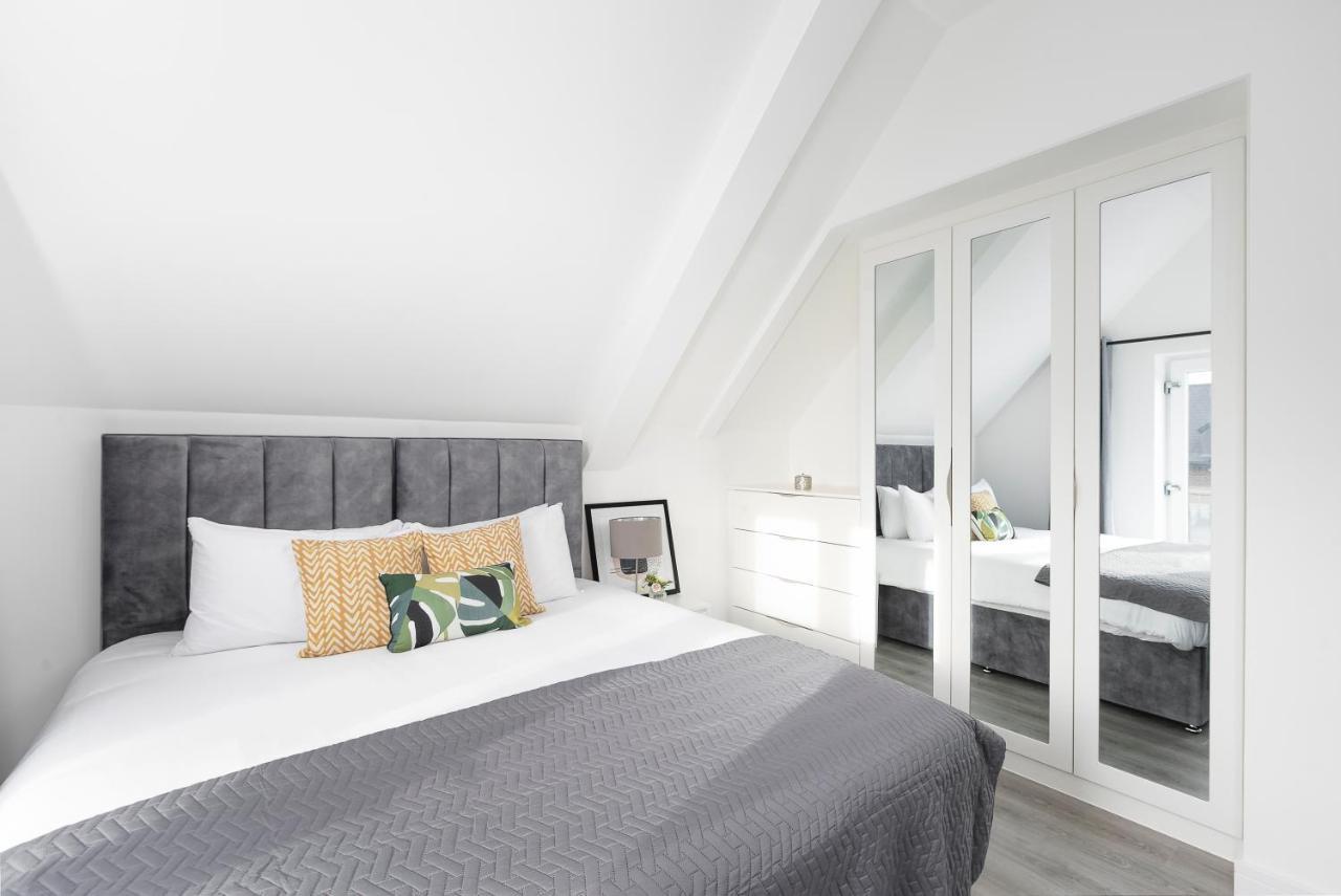 Skyvillion - London Chase With Parking & Wifi