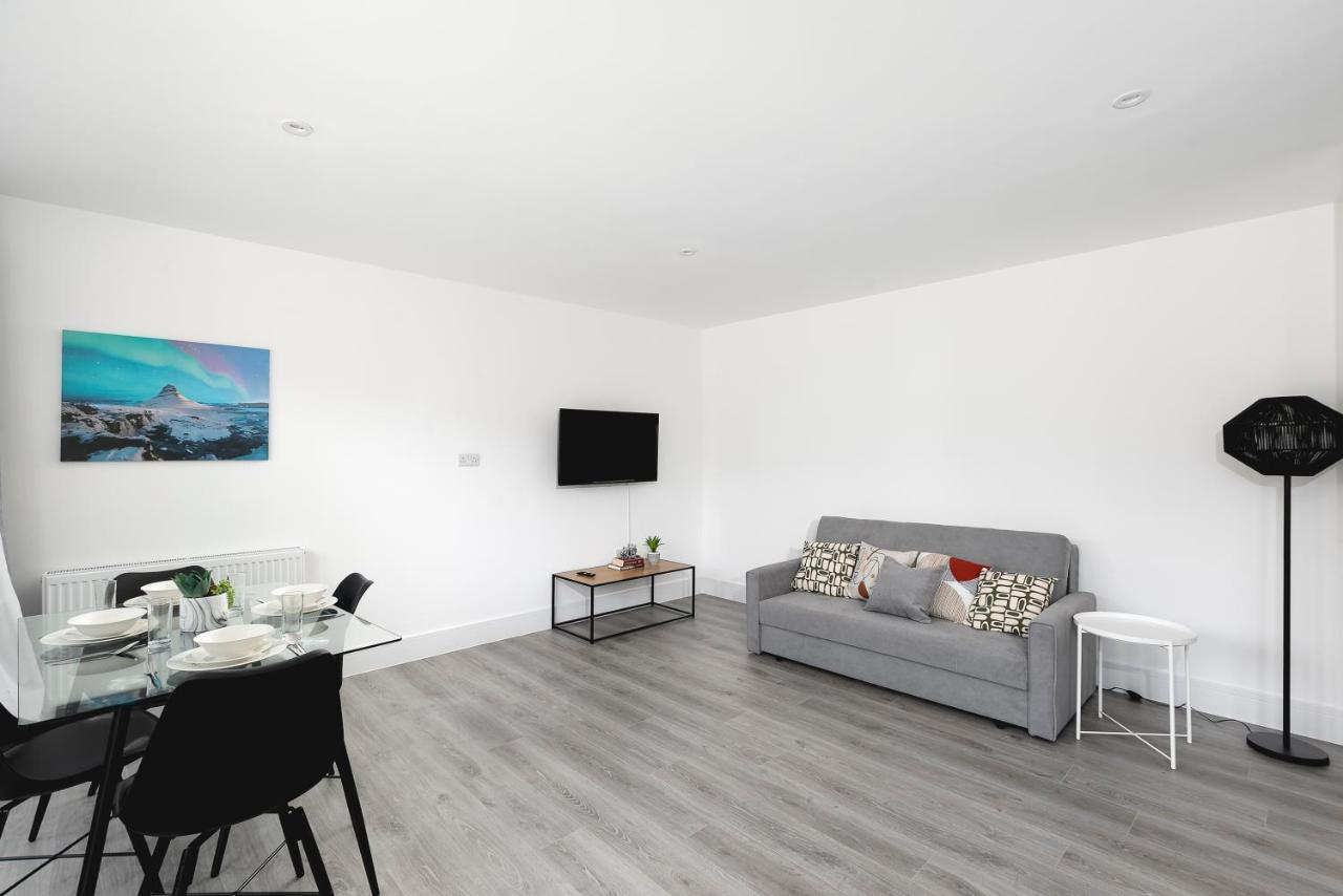Apartment Skyvillion - London Chase With Parking & Wifi *