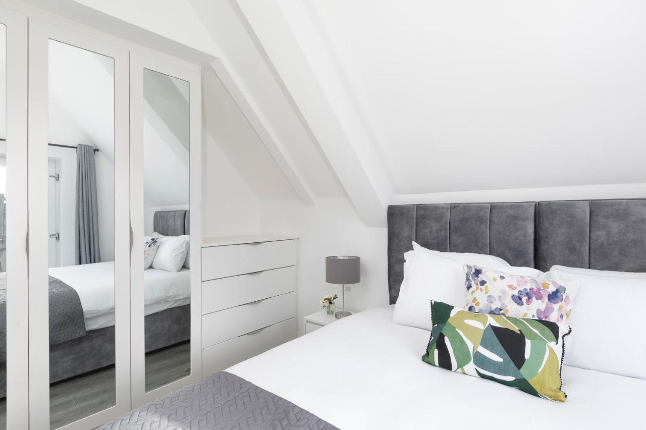 Skyvillion - London Chase With Parking & Wifi