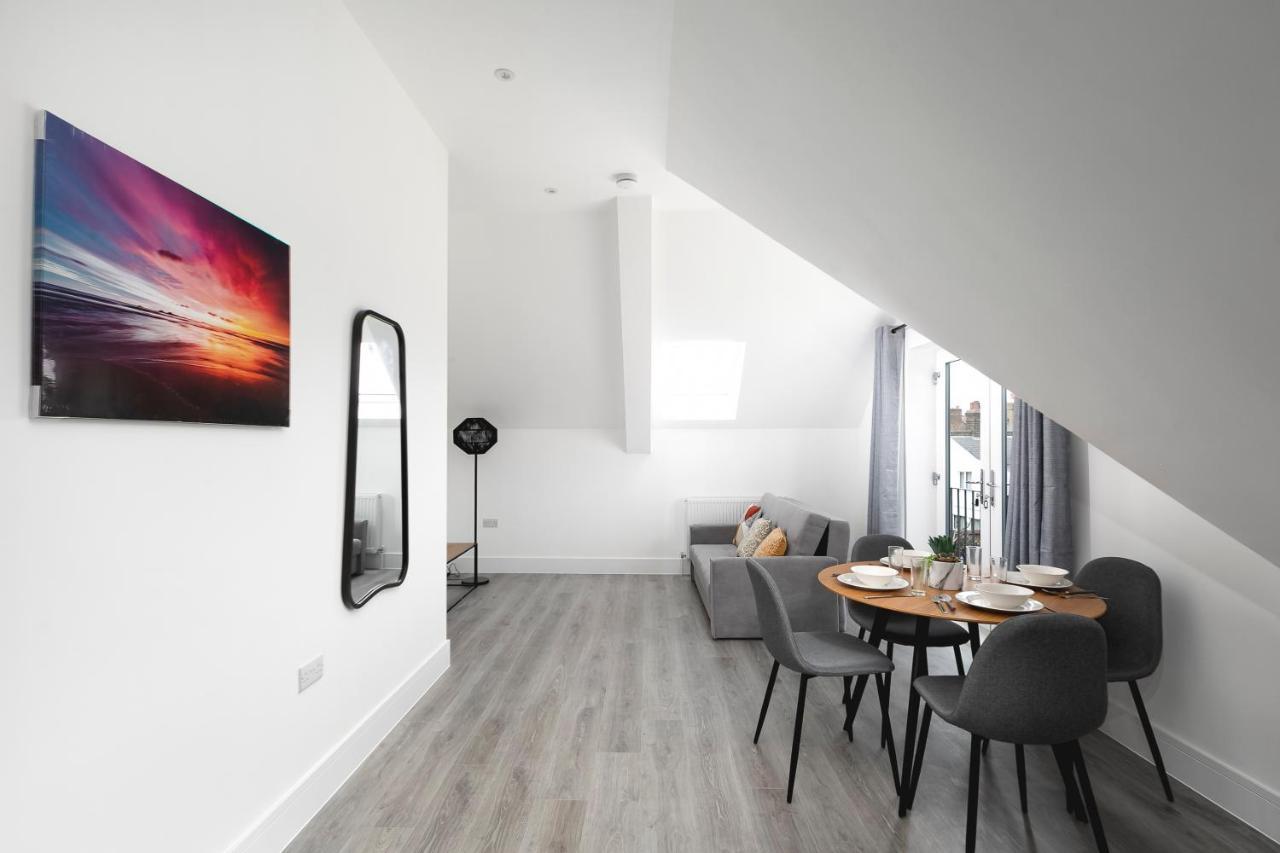 Skyvillion - London Chase With Parking & Wifi *