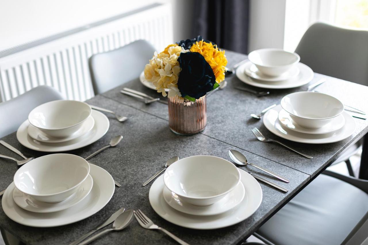 Skyvillion - London Chase With Parking & Wifi Apartment *