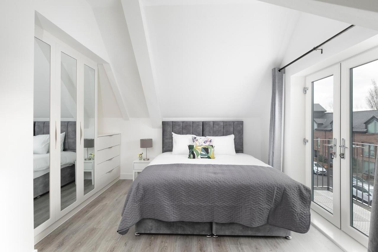 Skyvillion - London Chase With Parking & Wifi Apartment *