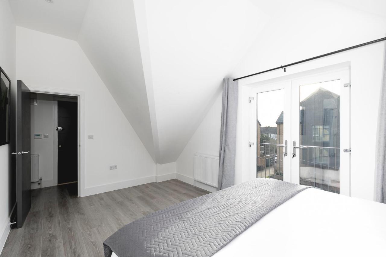 Skyvillion - London Chase With Parking & Wifi