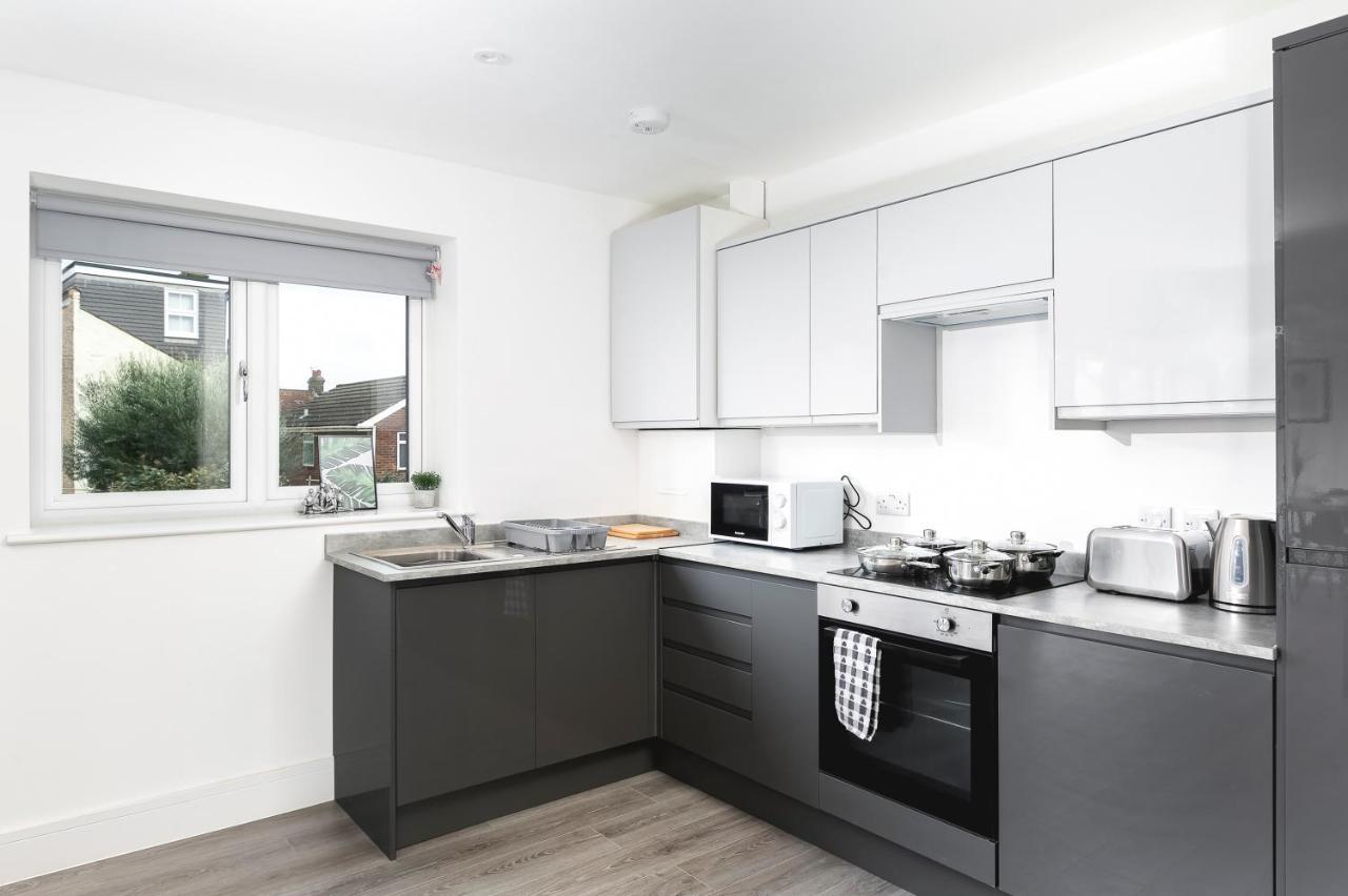 Skyvillion - London Chase With Parking & Wifi Apartment *