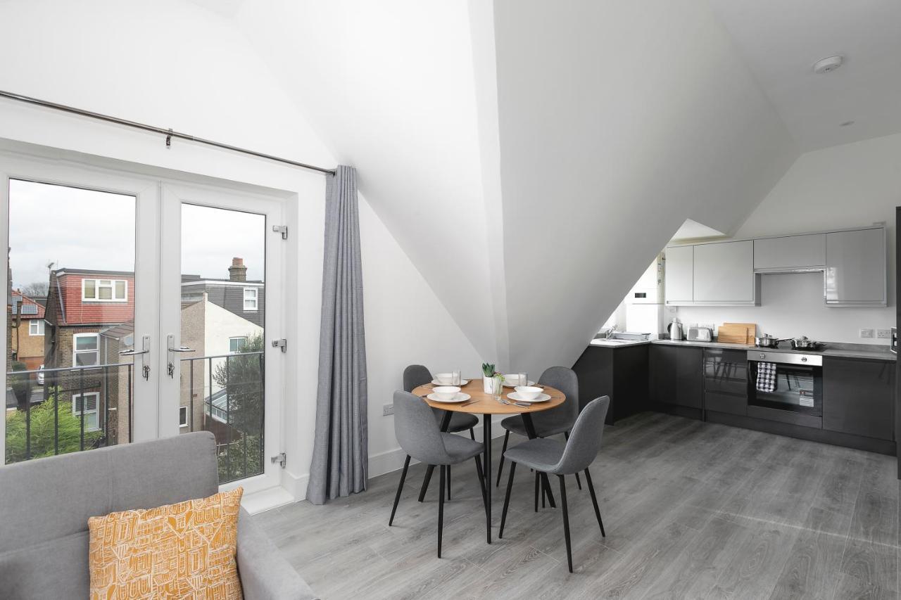 Apartment Skyvillion - London Chase With Parking & Wifi