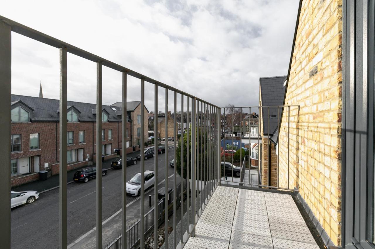 Skyvillion - London Chase With Parking & Wifi