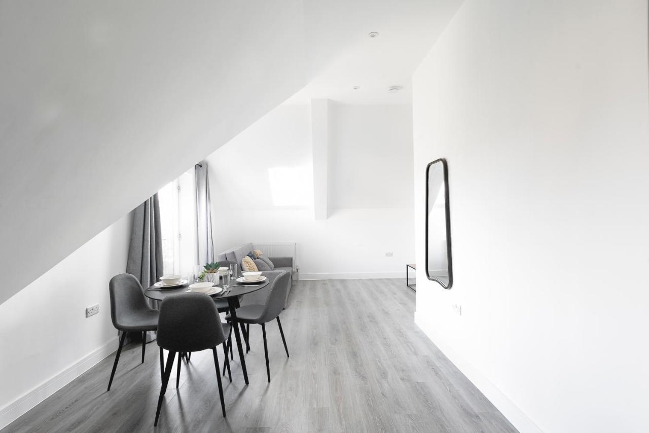 Skyvillion - London Chase With Parking & Wifi Apartment *