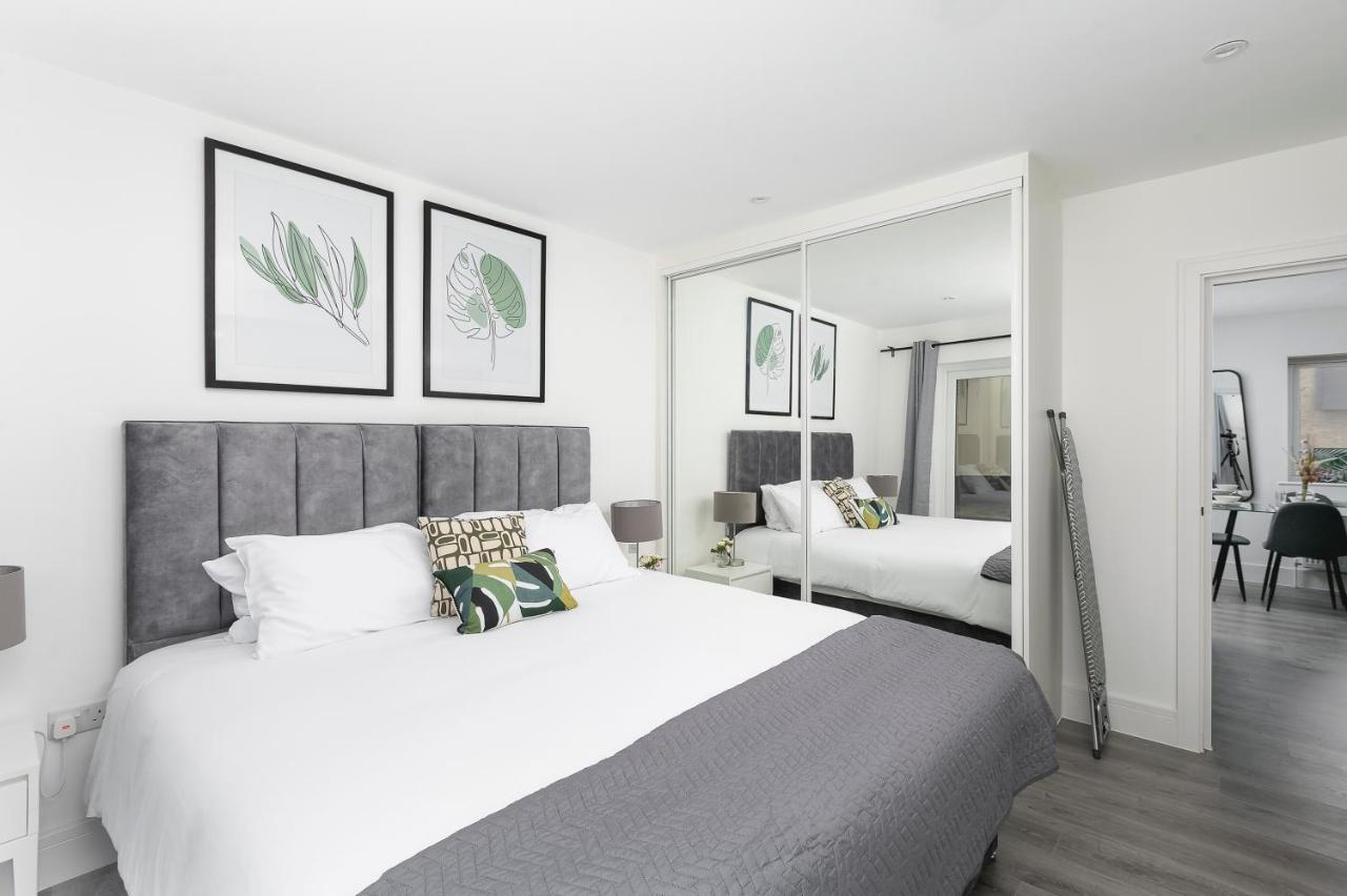 Skyvillion - London Chase With Parking & Wifi