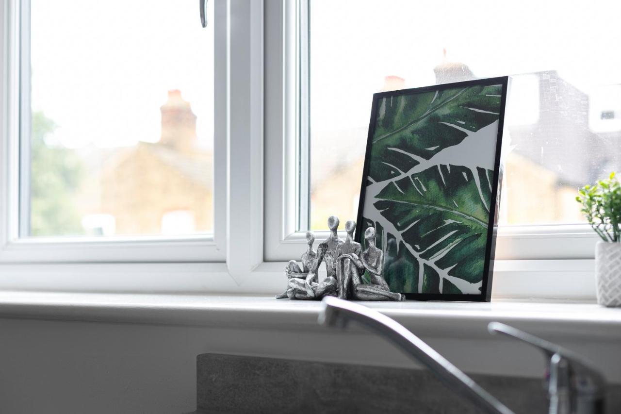 Skyvillion - London Chase With Parking & Wifi Apartment