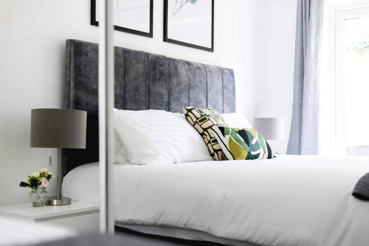 Skyvillion - London Chase With Parking & Wifi Apartment *