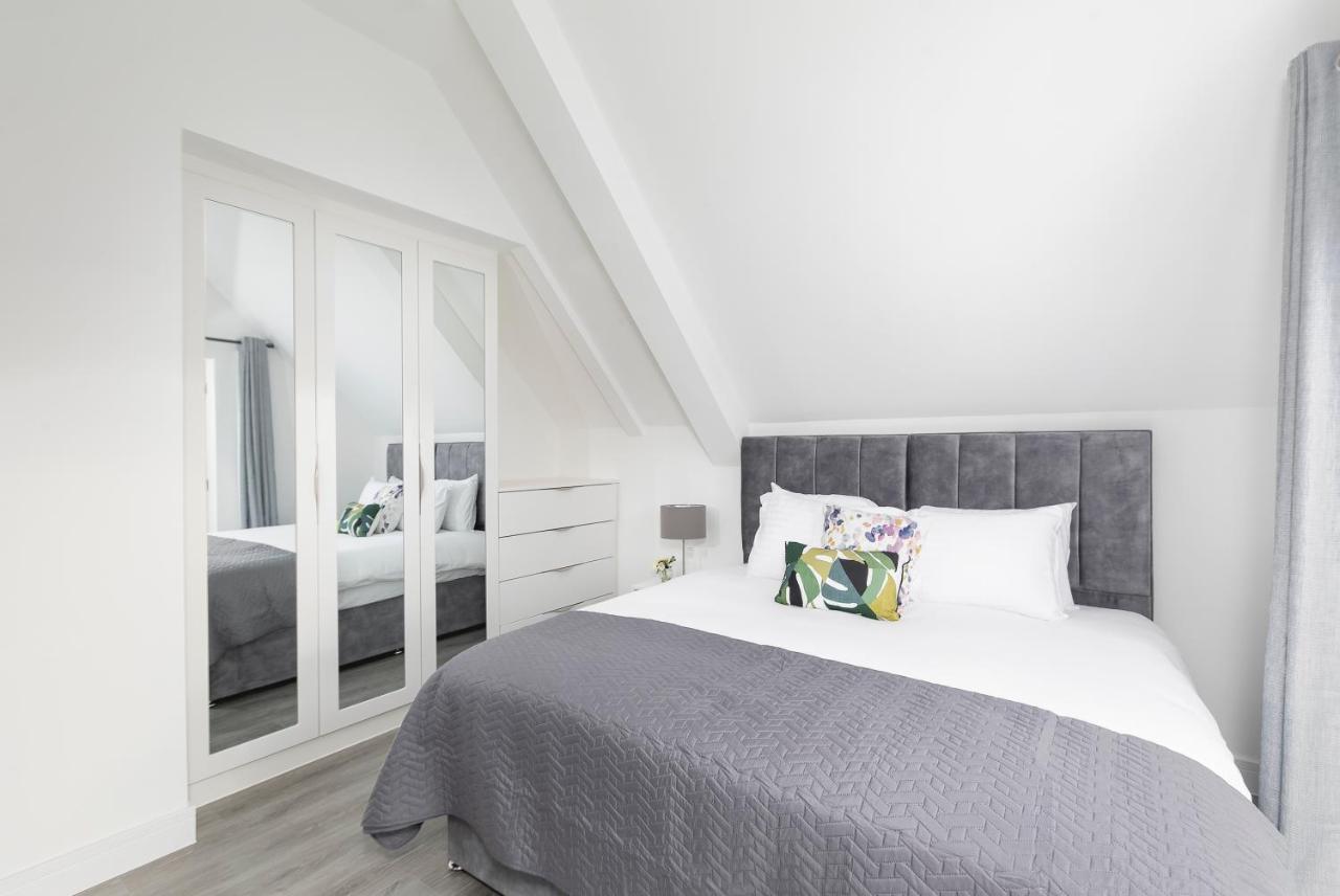 Skyvillion - London Chase With Parking & Wifi Apartment