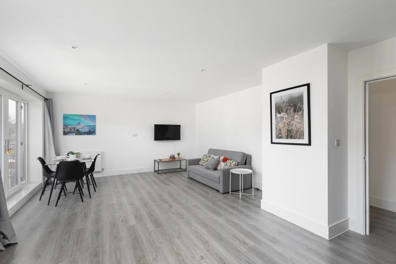 Skyvillion - London Chase With Parking & Wifi