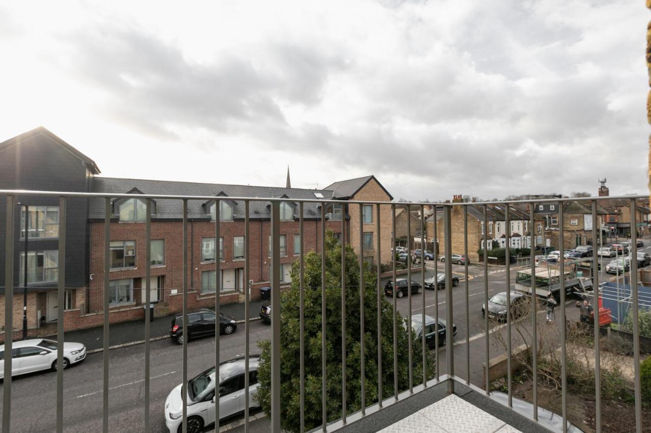 Apartment Skyvillion - London Chase With Parking & Wifi