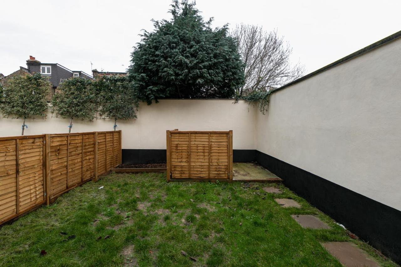Skyvillion - London Chase With Parking & Wifi