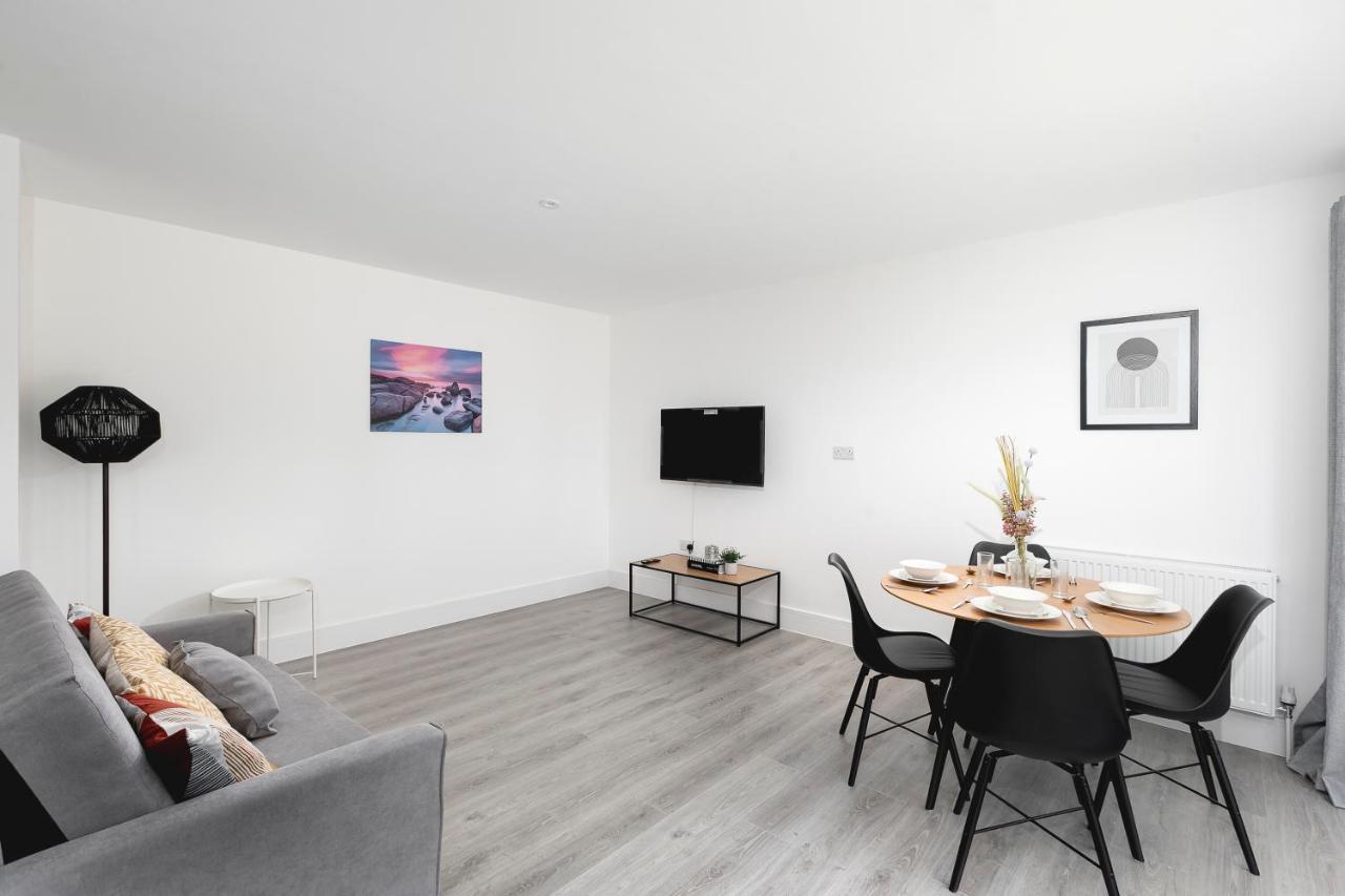 Apartment Skyvillion - London Chase With Parking & Wifi *