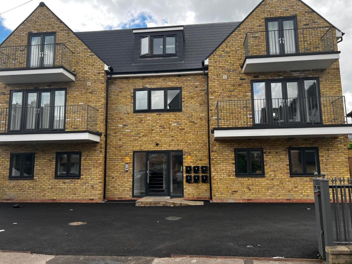 Skyvillion - London Chase With Parking & Wifi Enfield